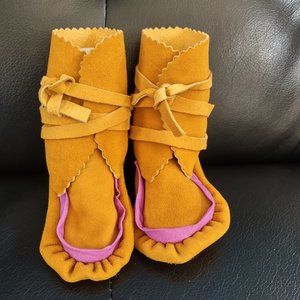 Ojibwe style Buckskin Newborn Moccasins
